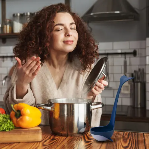 Половник Peleg Design Souper Tail — кухонный половник для супа, рагу и напитков