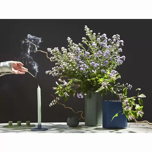 Подсвечник из каменной керамики темно-синего цвета из коллекции essential