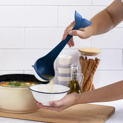 Половник Peleg Design Souper Tail — кухонный половник для супа, рагу и напитков